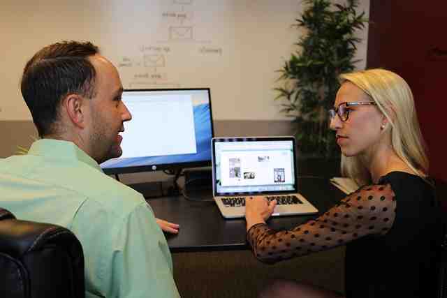 How do digital marketing agencies make money?